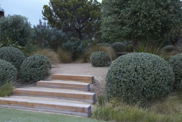 The very talented designer, Fiona Brockhoff's creation in Portsea, Victoria. Again we see muted greens, straw-coloured gravel, grasses and soft timber. Photo: Virginia Cummins