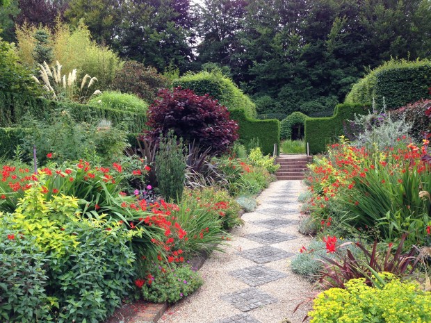 The warm borders at Cloudehill. Janna Schreier