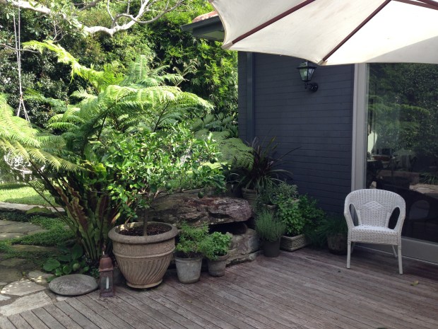 Rocks and pots form a cosy seating area. Janna Schreier