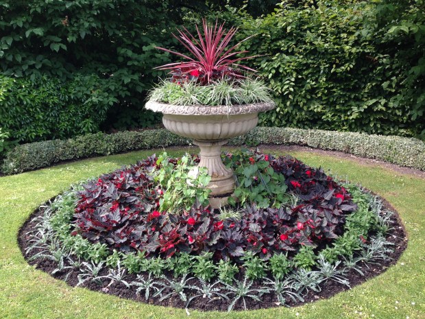 Red and Silver Bedding, Regent's Park. Janna Schreier