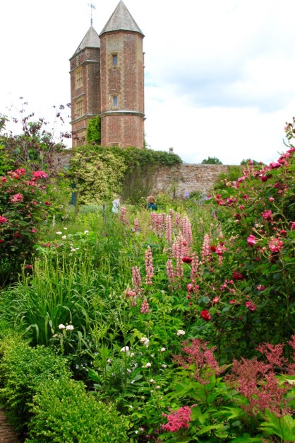 Loosely pruned Buxus edges a planting of pink tones which bring out the beige tones in the brickwork; how fabulous that the bricks seem to work with every colour imaginable