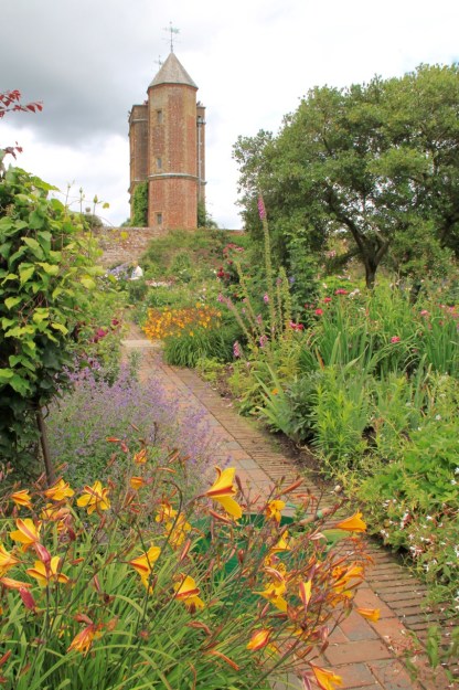 Plants spill over the pathways to precisely the right degree: just as we plan but rarely achieve at home!