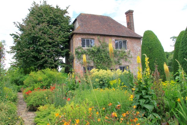 The Cottage Garden picks out the warm shades of the brickwork, without becoming overpowering